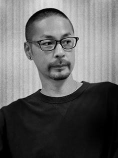 吉田隼人。SDS代表、デザインコンサルタント、Brand & Design Strategist。26年のデザイン経験をもとに、事業価値を高めるデザインコンサルティングを行う。